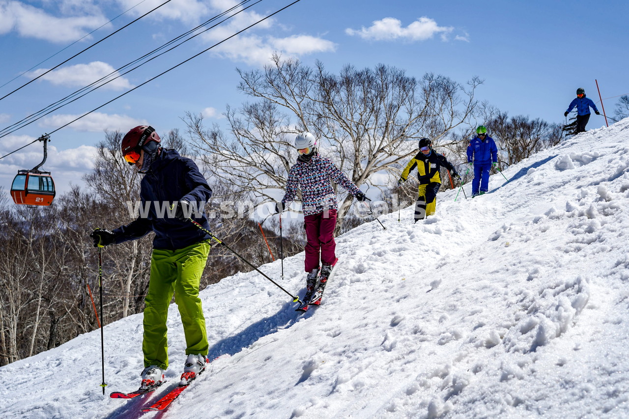 札幌国際スキー場 Mt.石井スポーツ ISHII SKI ACADEMY 校長・斉藤人之さんによる『斉藤塾』開講。本日のテーマは、「春雪！コブからスキーのたわみを楽しむ！！」(^^)v